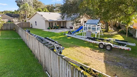a view of a house with backyard