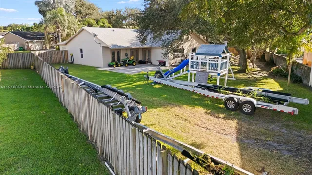 a view of a house with backyard