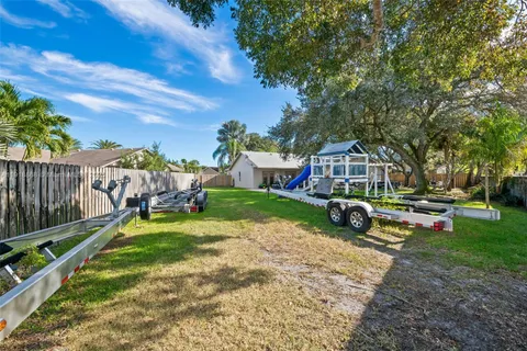 a view of a house with backyard and porch