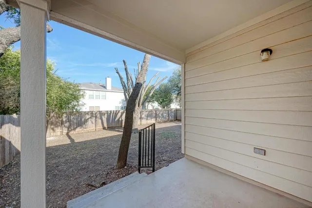 a view of a backyard