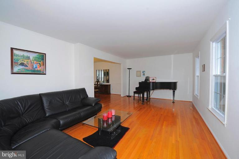 14213 Day Farm Road Glenelg, MD 21737 - Photo 2 of 14 Living Room