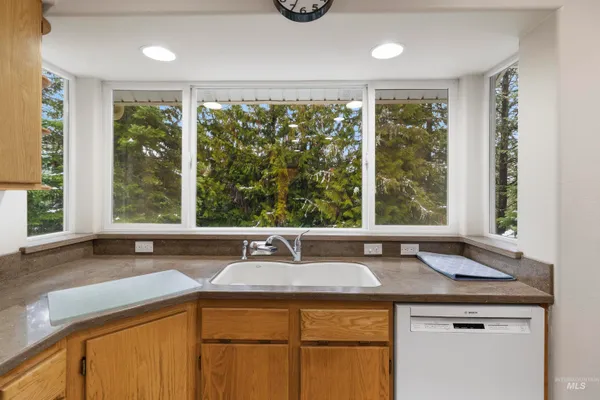 $599,000 | 1418 Four Mile Road, Viola, ID 83872