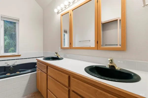 $599,000 | 1418 Four Mile Road, Viola, ID 83872