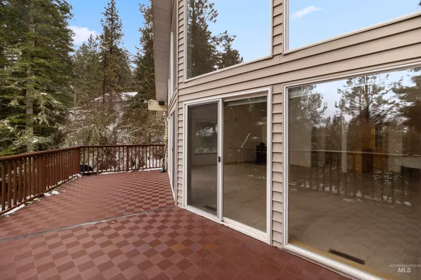 $599,000 | 1418 Four Mile Road, Viola, ID 83872