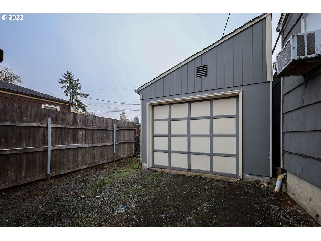 1847 G Street Springfield, OR 97477 - Photo 17 of 24 a view of a backyard