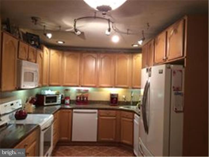 33 Cleft Rock Road Levittown, PA 19057 - Photo 2 of 22 Kitchen