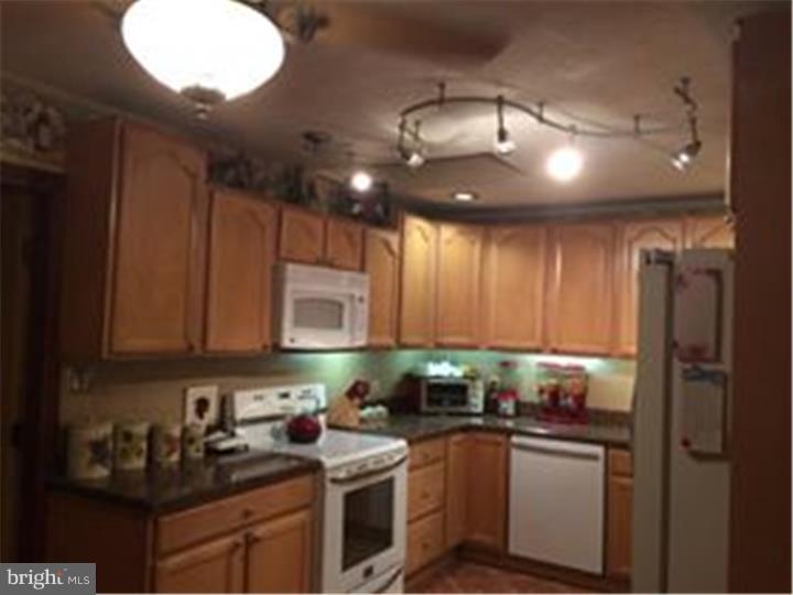 33 Cleft Rock Road Levittown, PA 19057 - Photo 3 of 22 Kitchen