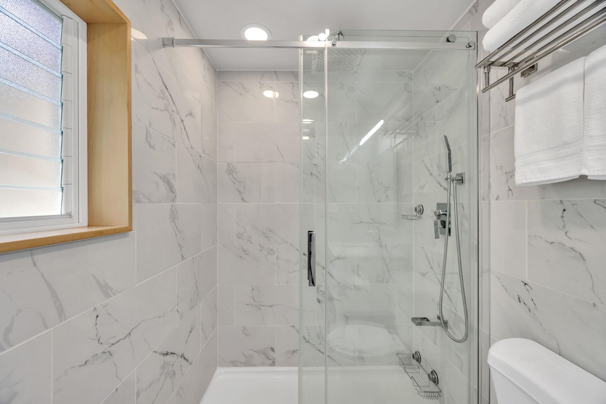 120 Hui Rd F, Unit E16 Lahaina, HI 96761 - Photo 17 of 24 a bathroom with a shower and toilet