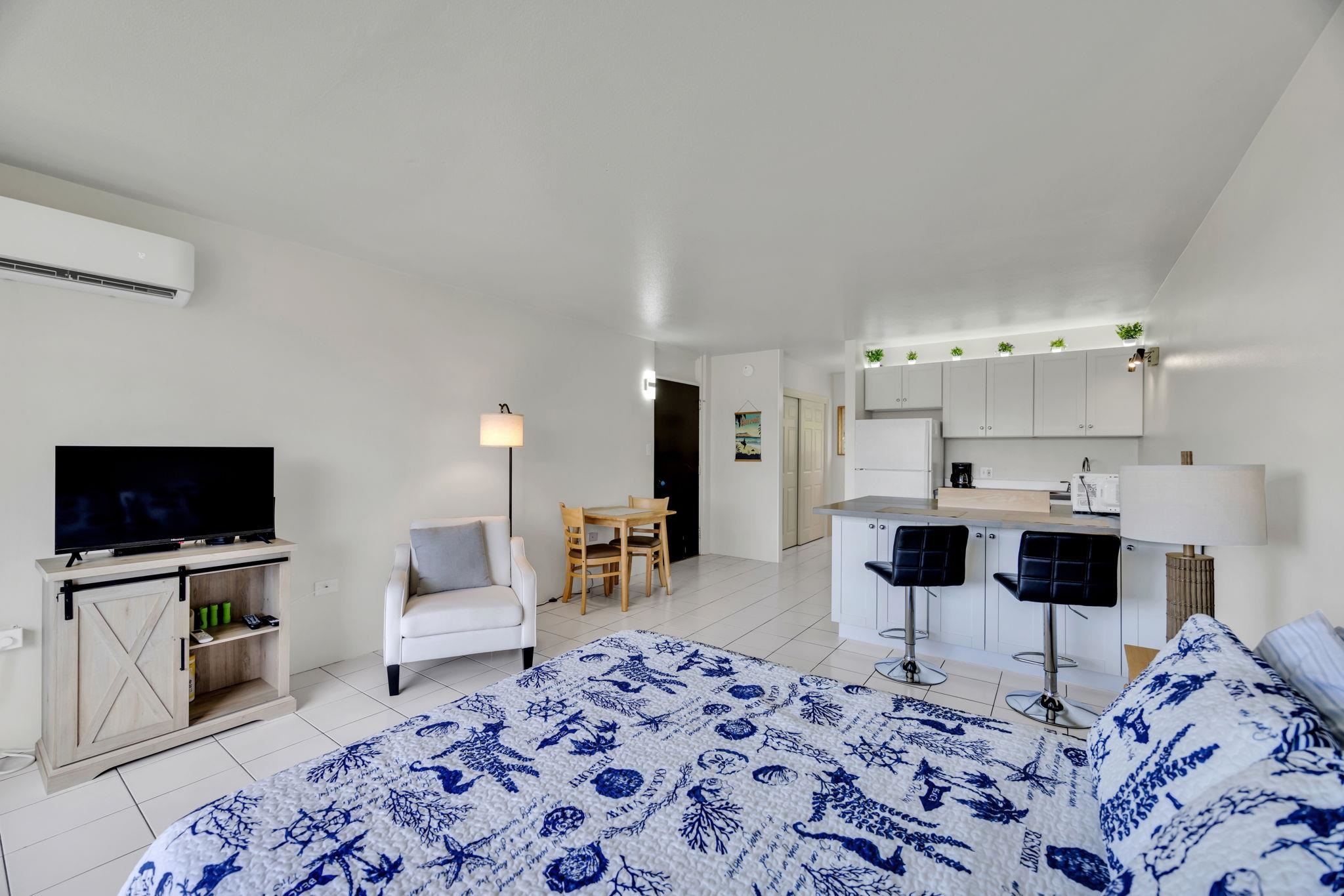 120 Hui Rd F, Unit E16 Lahaina, HI 96761 - Photo 6 of 22 a living room with furniture and a flat screen tv