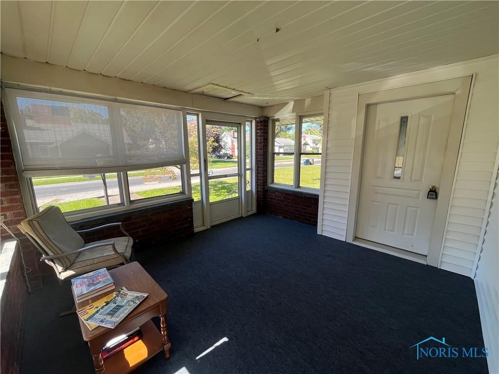 1663 Gilbert Road Toledo, OH 43614 - Photo 3 of 26 THREE SEASON PORCH!
