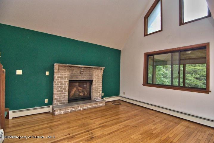 3869 Applegate Road Lake Ariel, PA 18436 - Photo 5 of 13 Applegatelivingroom