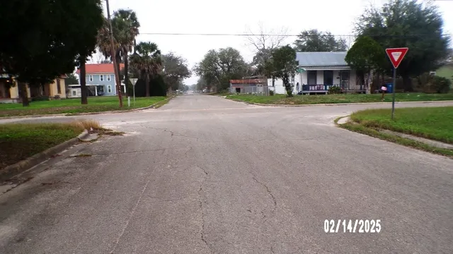 $1,700 | 911 North Ave C, Beeville, TX 78102