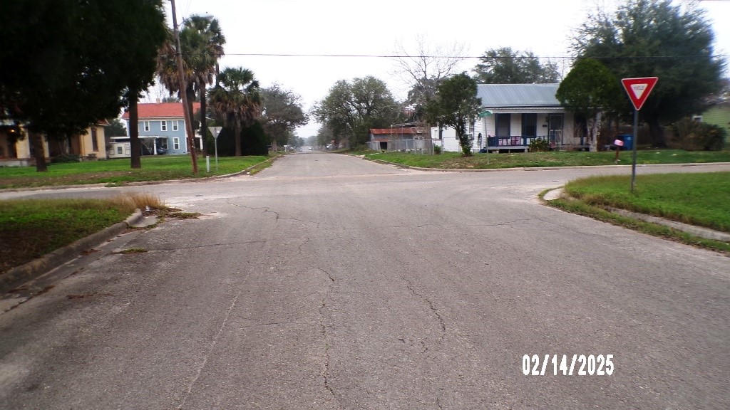 911 North Ave C Beeville, TX 78102 - Photo 12 of 40