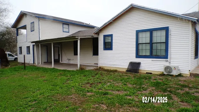 $1,700 | 911 North Ave C, Beeville, TX 78102