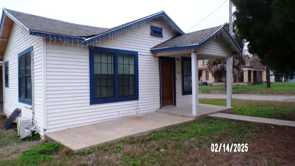 $1,700 | 911 North Ave C, Beeville, TX 78102