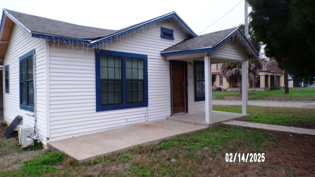 $1,700 | 911 North Ave C, Beeville, TX 78102