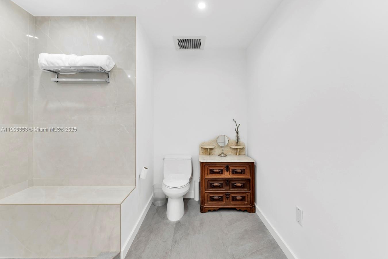 3131 Northeast 188th Street, Unit 21004 Aventura, FL 33180 - Photo 29 of 53 a bathroom with a bathtub and a toilet