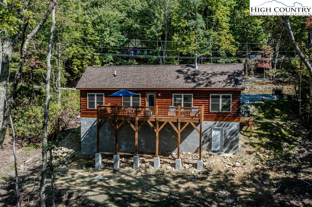225 Oak Road Beech Mountain, NC 28604 - Photo 30 of 31 a front view of a house with balcony and garden