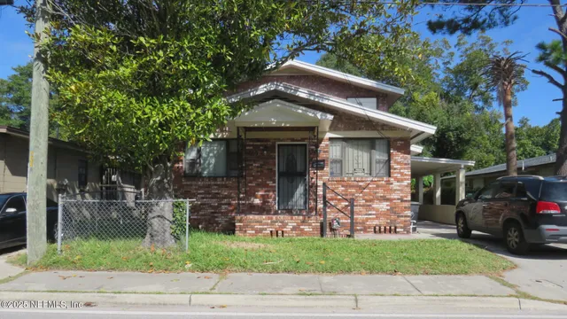 a front view of house with yard