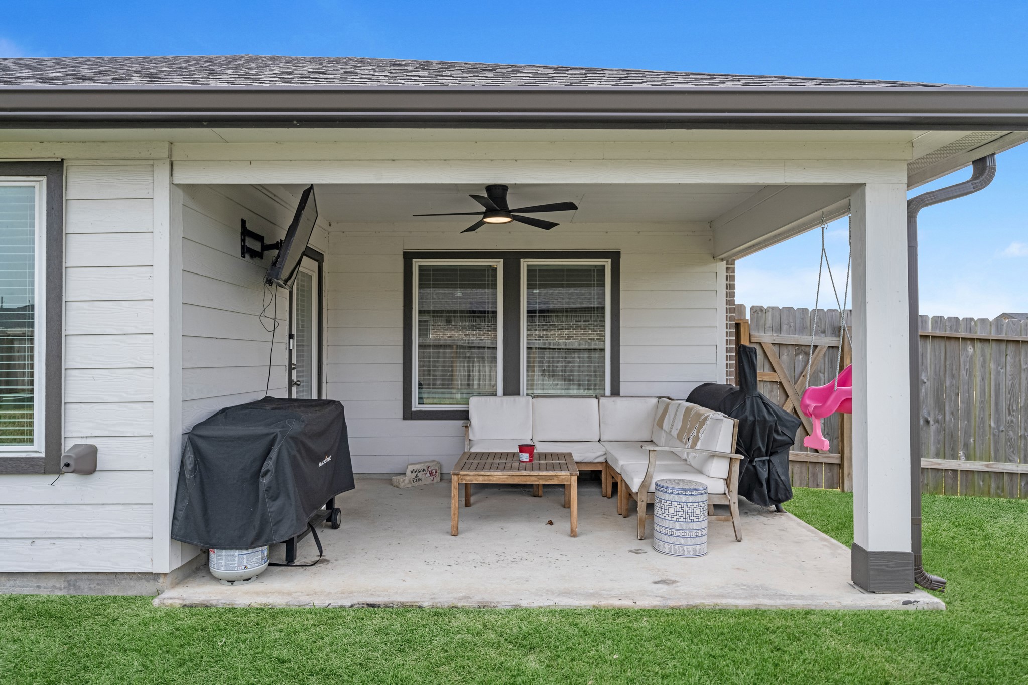 1103 Texel Street Rosharon, TX 77583 - Photo 24 of 33 a view of two chairs in the patio