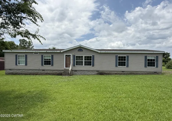 a view of a house with backyard