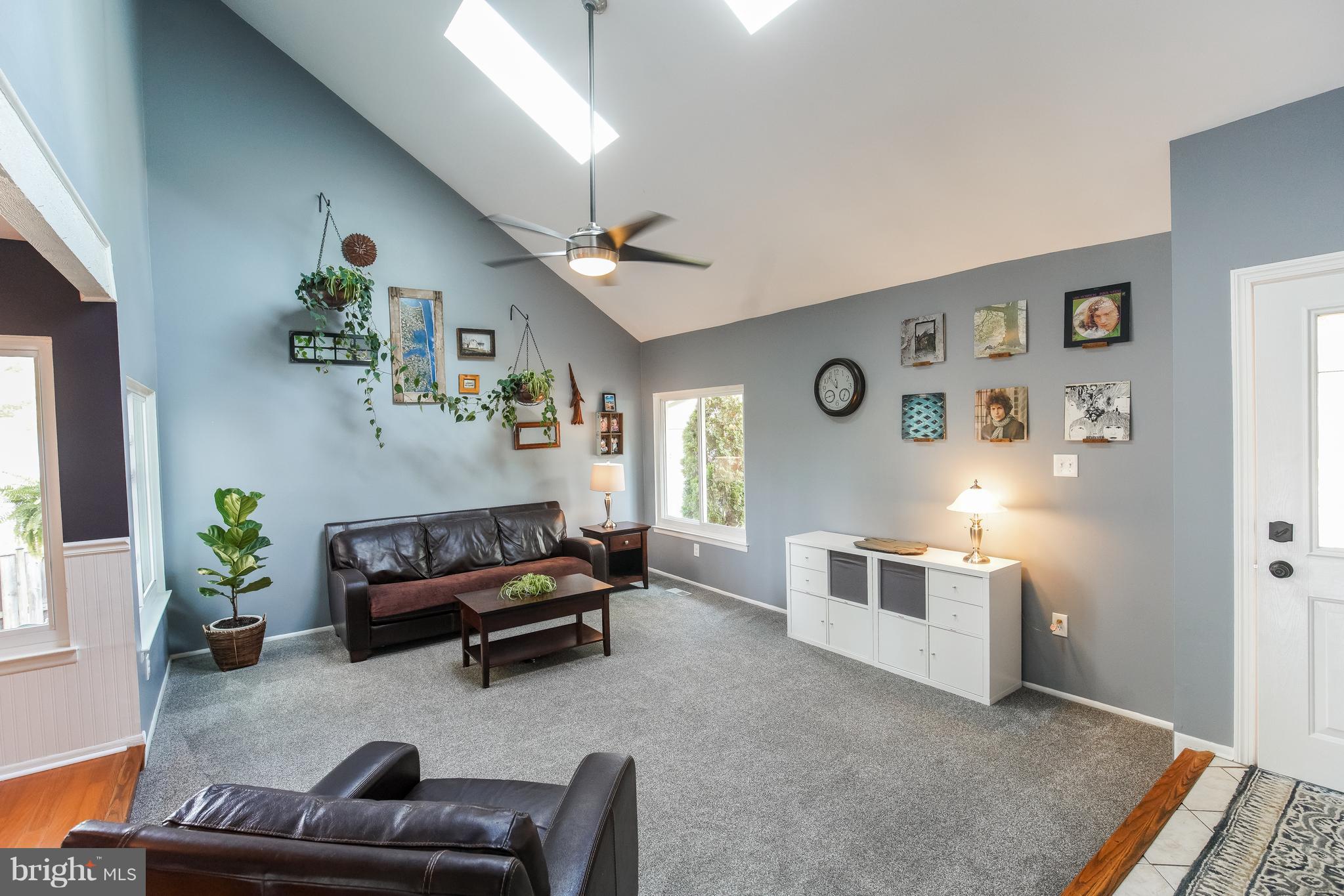 18930 Glendower Road Gaithersburg, MD 20879 - Photo 2 of 23 Living room with skylights