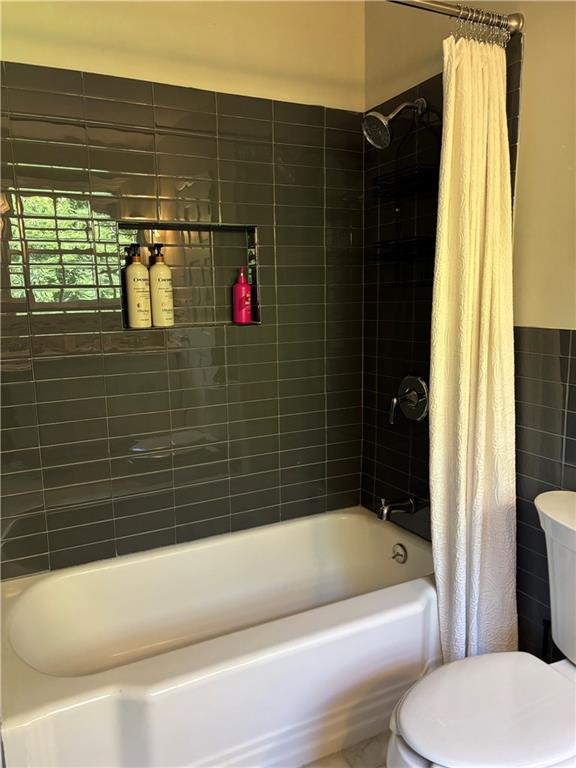 45 Blackland Road Northwest Atlanta, GA 30342 - Photo 29 of 31 a bathroom with a toilet and a bathtub