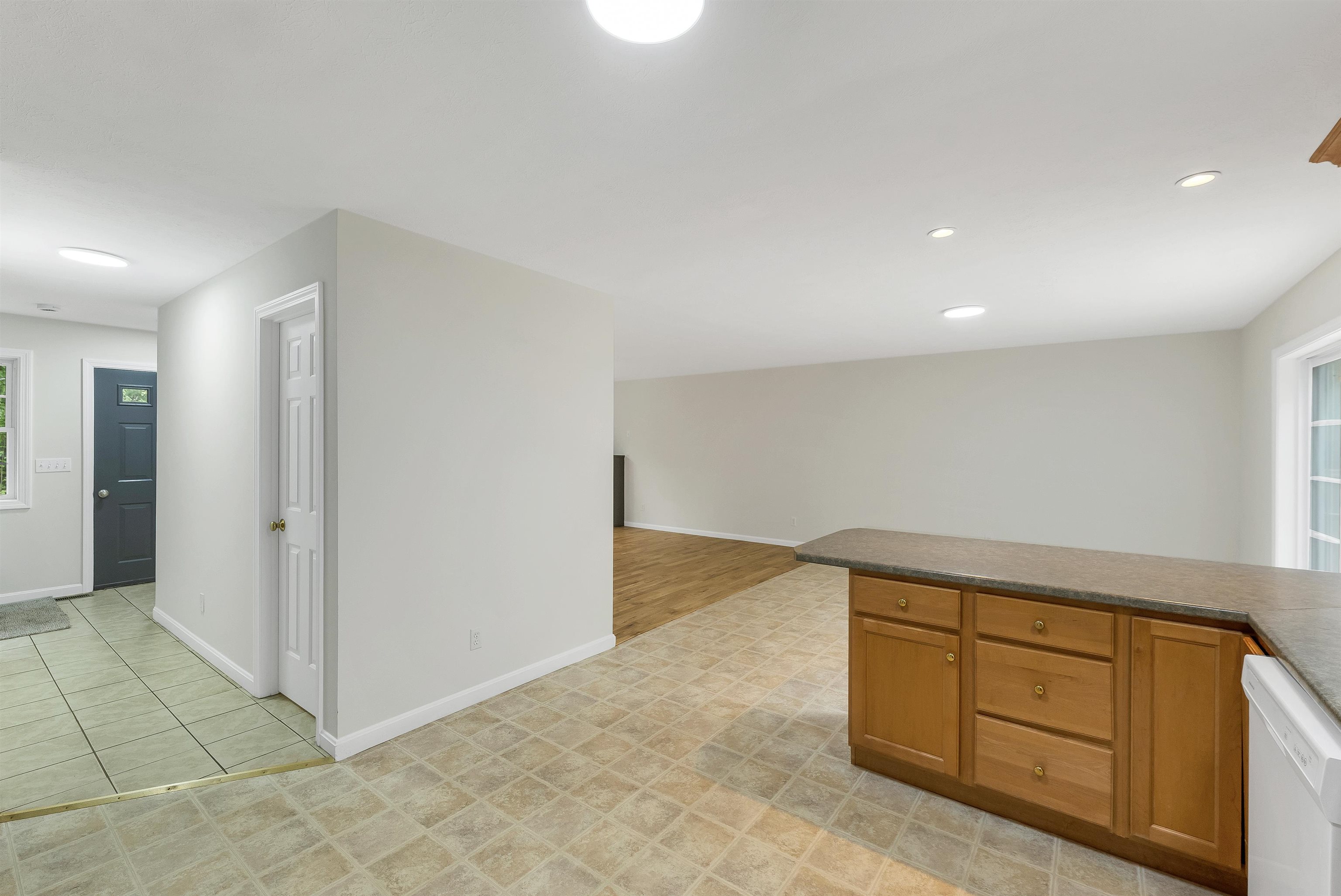 166 Sandown Road, Unit 4 Fremont, NH 03044 - Photo 7 of 40 Gallery Image 7