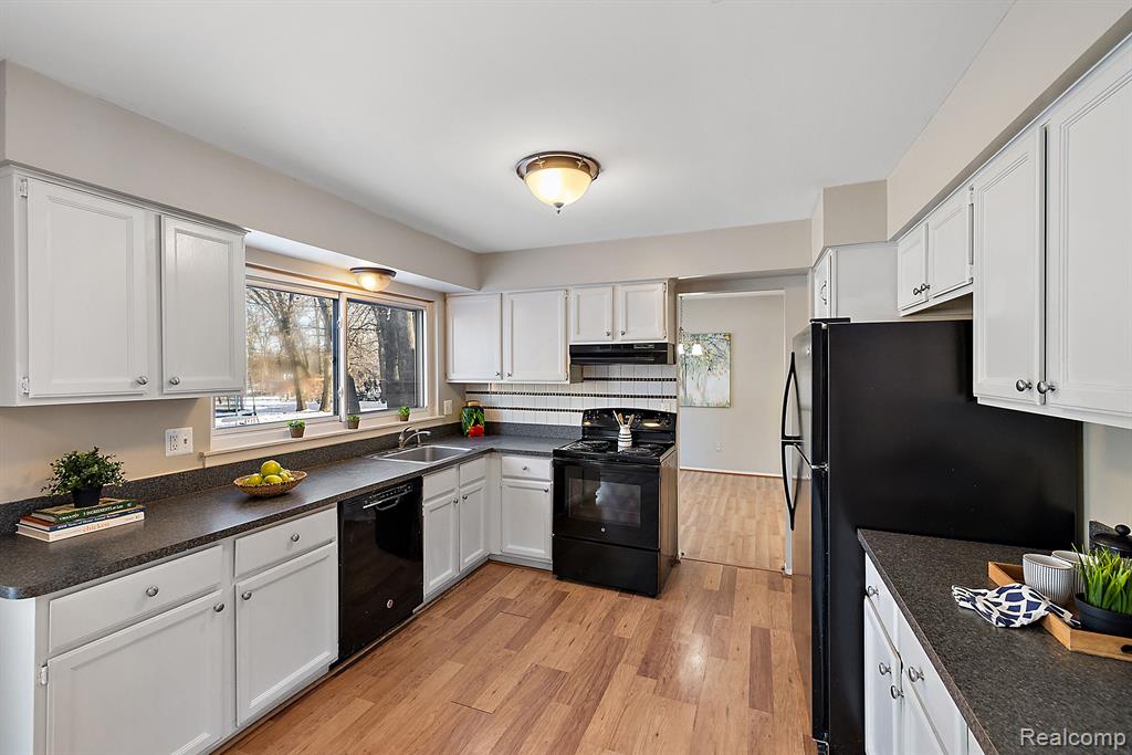 28696 Roxbury Street Farmington Hills, MI 48331 - Photo 14 of 55