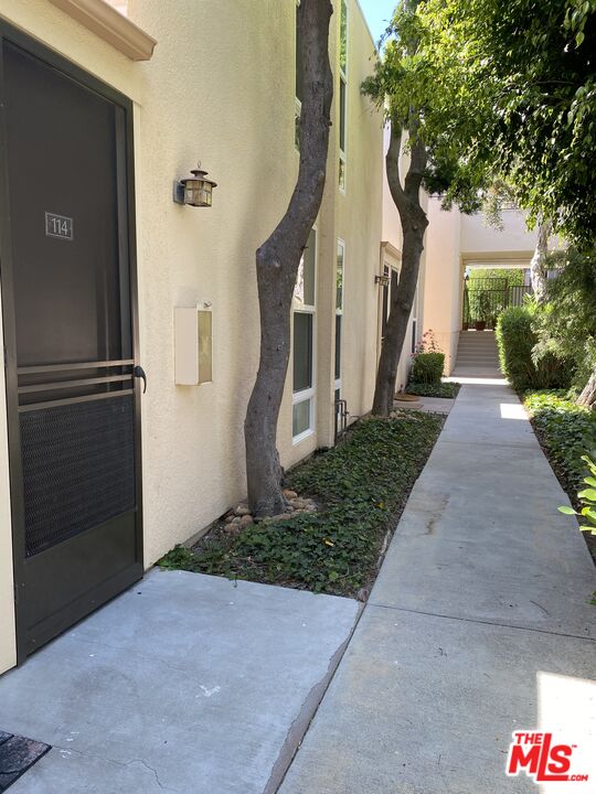 23901 Civic Center Way, Unit 114 Malibu, CA 90265 - Photo 30 of 38 a backyard of a house