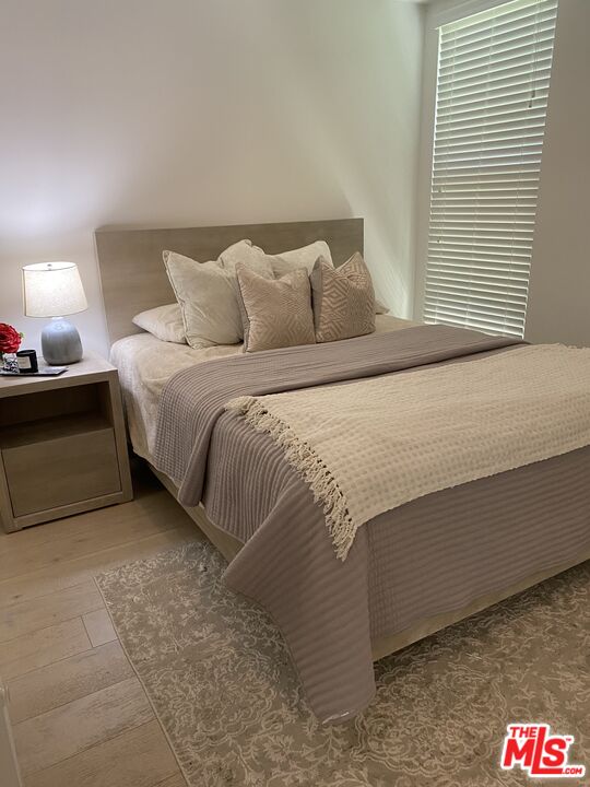 23901 Civic Center Way, Unit 114 Malibu, CA 90265 - Photo 10 of 38 a bedroom with a bed and a lamp