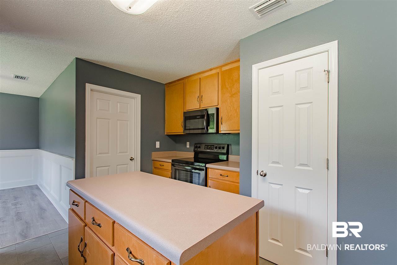 20940 Langford Road Fairhope, AL 36532 - Photo 17 of 43 Kitchen & Pantry