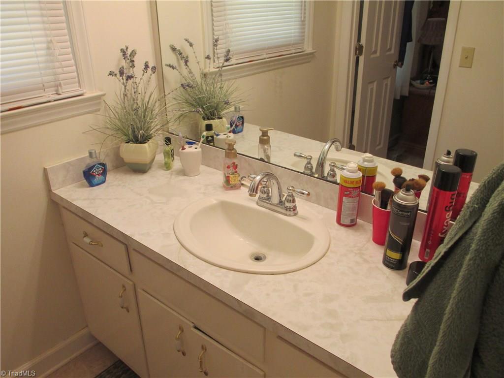 4520 Smith Road Burlington, NC 27215 - Photo 14 of 15 Hall Bath