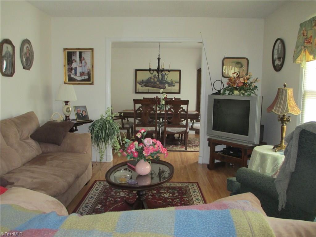4520 Smith Road Burlington, NC 27215 - Photo 4 of 15 Living Room