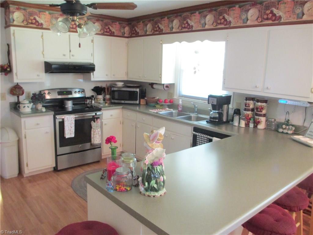 4520 Smith Road Burlington, NC 27215 - Photo 6 of 15 Kitchen w/smooth top range