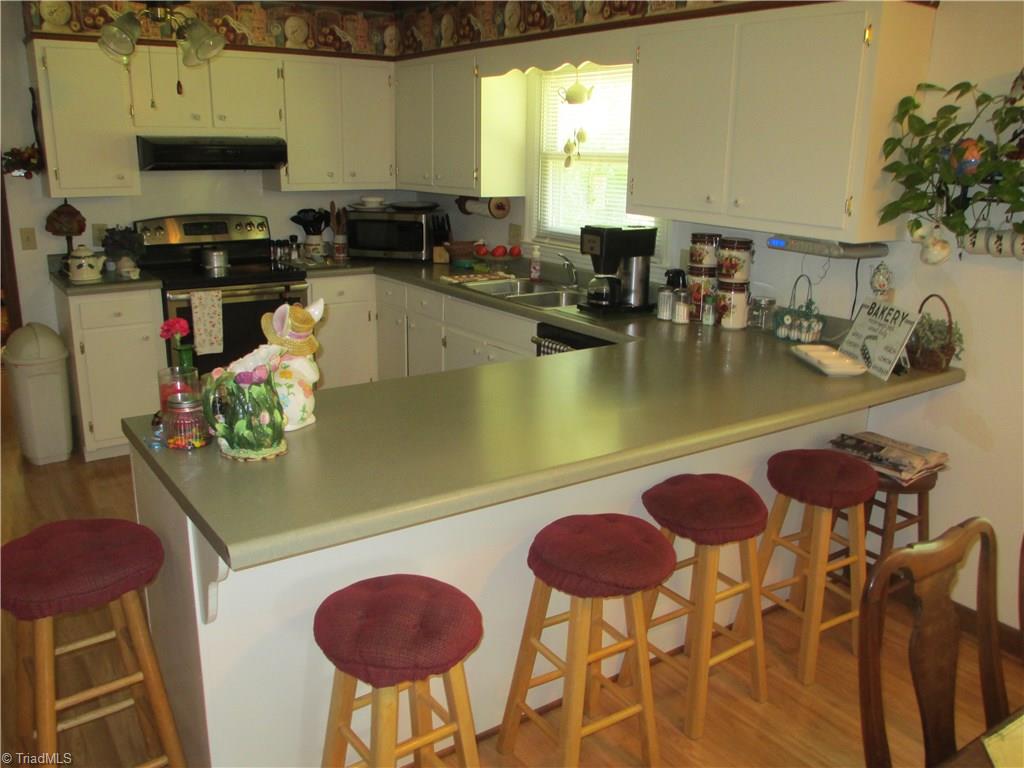 4520 Smith Road Burlington, NC 27215 - Photo 7 of 15 Bar seating in Kitchen