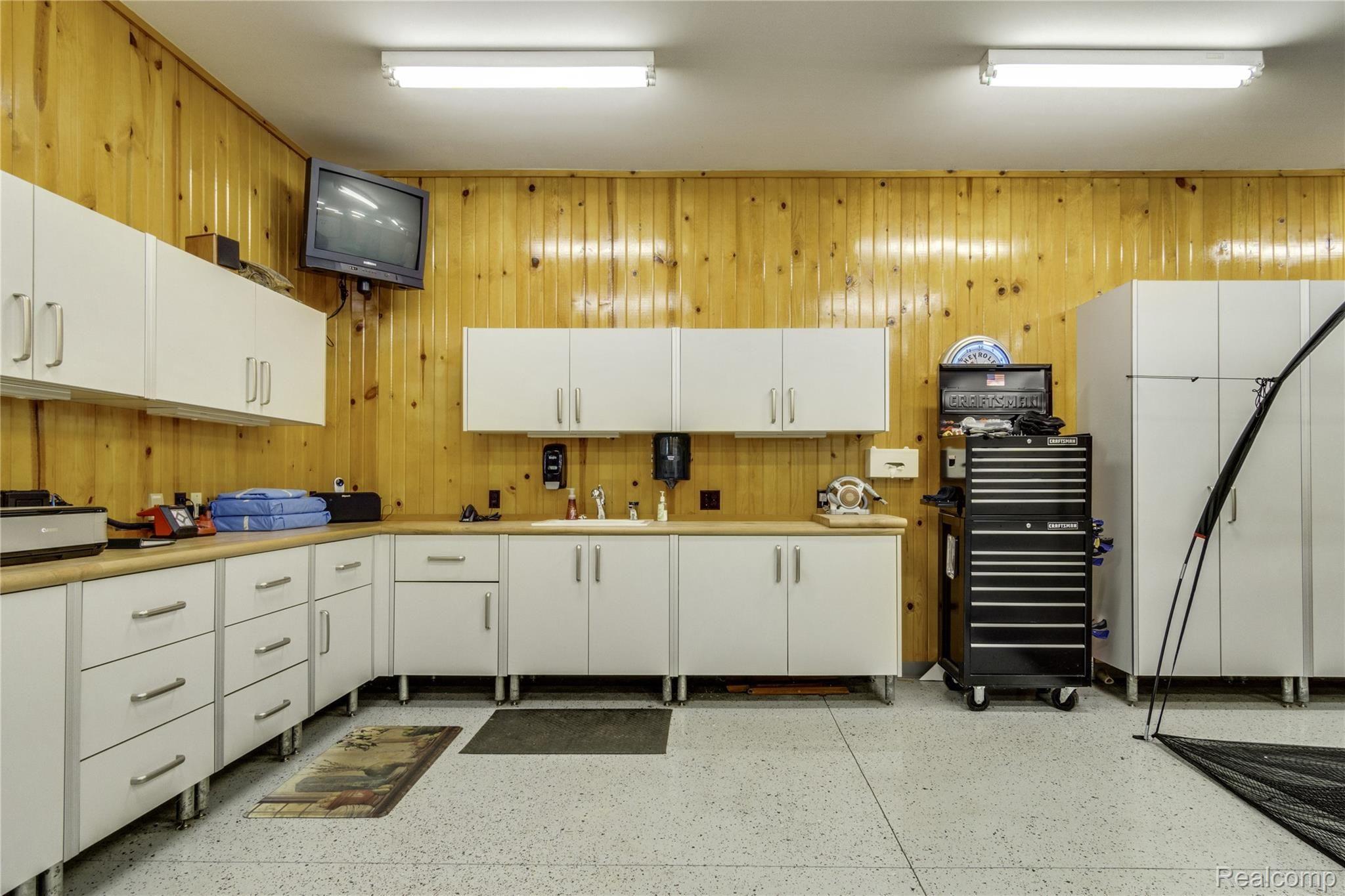 790 South Van Road Holly, MI 48442 - Photo 47 of 52 Interiors (5 of 15).jpg