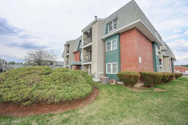 $275,900 | 3 Roedean Drive, Unit 101, Nashua, NH 03063
