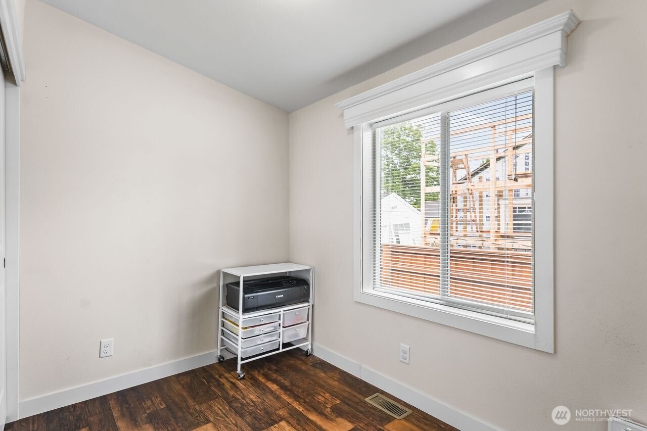 120 L Street Southeast Auburn, WA 98002 - Photo 14 of 20 a an empty room with a window