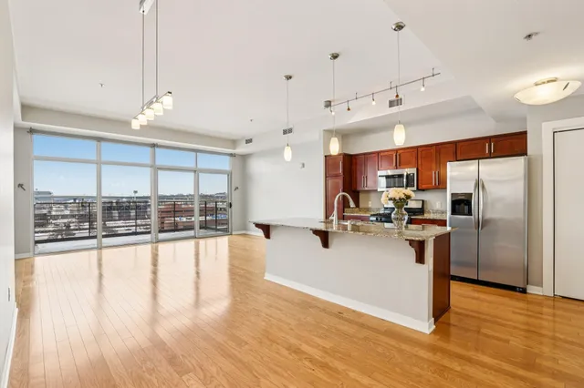 $2,100 | 106 West Seeboth Street, Unit 821, Milwaukee, WI 53204