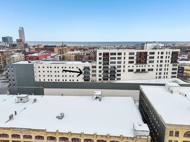 $2,100 | 106 West Seeboth Street, Unit 821, Milwaukee, WI 53204