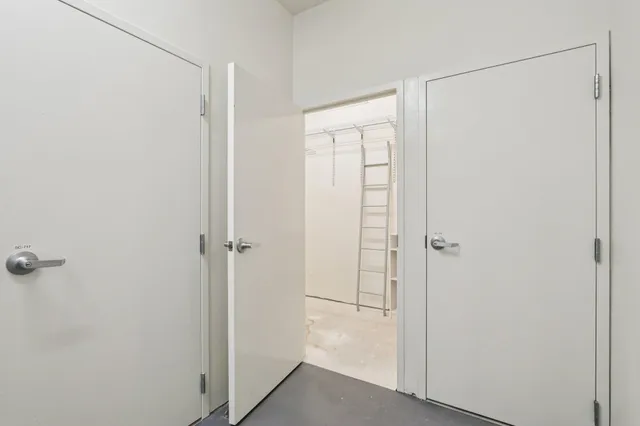 $2,100 | 106 West Seeboth Street, Unit 821, Milwaukee, WI 53204