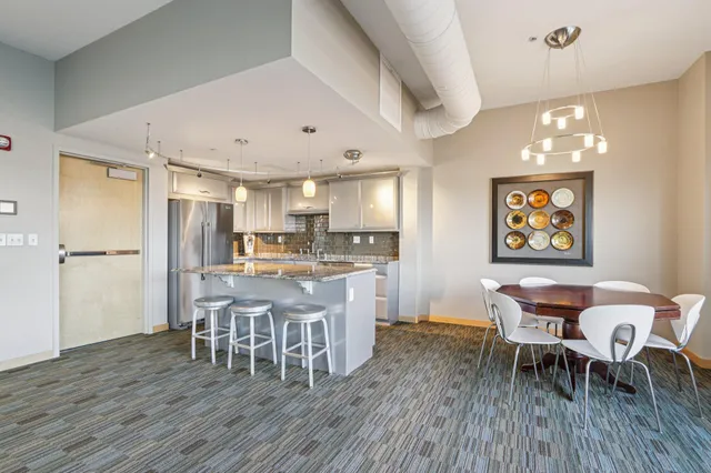 $2,100 | 106 West Seeboth Street, Unit 821, Milwaukee, WI 53204