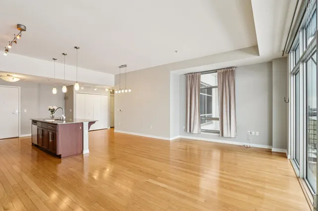 $2,100 | 106 West Seeboth Street, Unit 821, Milwaukee, WI 53204