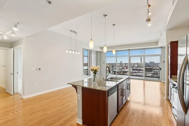 $2,100 | 106 West Seeboth Street, Unit 821, Milwaukee, WI 53204