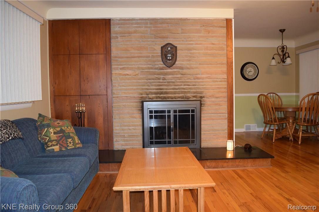 18488 Inkster Road Redford, MI 48240 - Photo 6 of 36 LivingRoom1.jpg