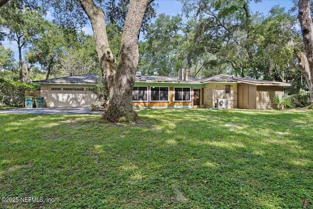 a view of a house with backyard and porch
