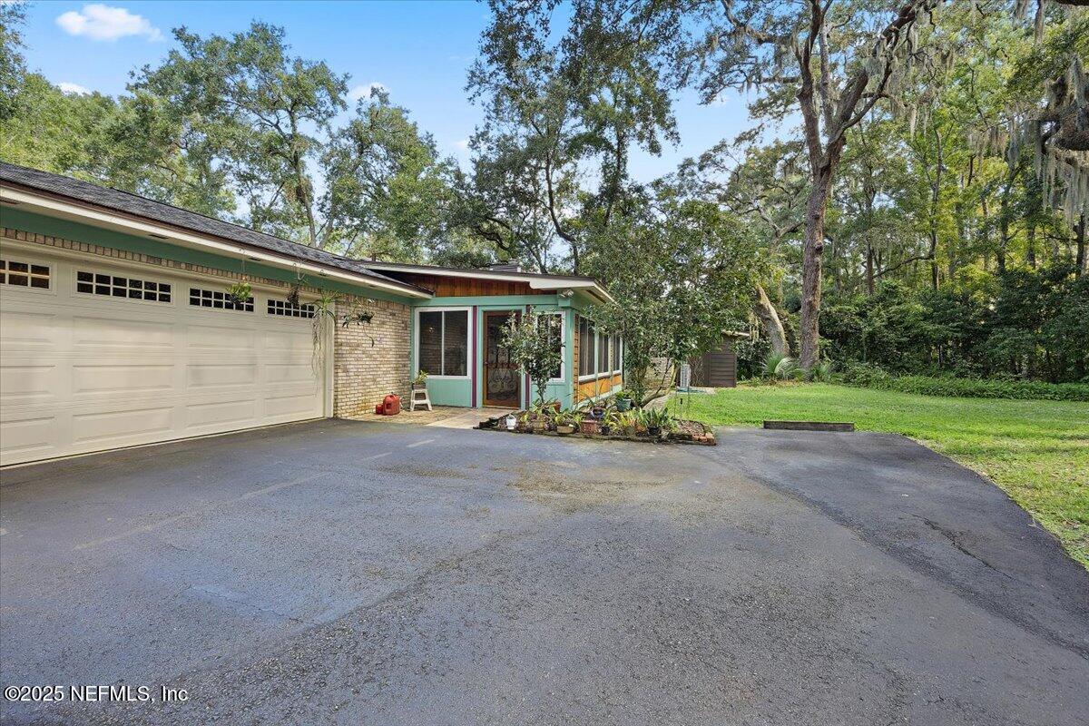 10567 Scott Mill Road Jacksonville, FL 32257 - Photo 22 of 28 a view of a house with backyard and porch