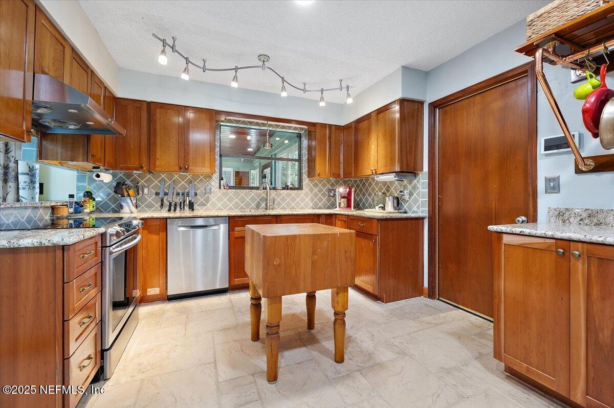 10567 Scott Mill Road Jacksonville, FL 32257 - Photo 7 of 28 a kitchen with a sink refrigerator and cabinets