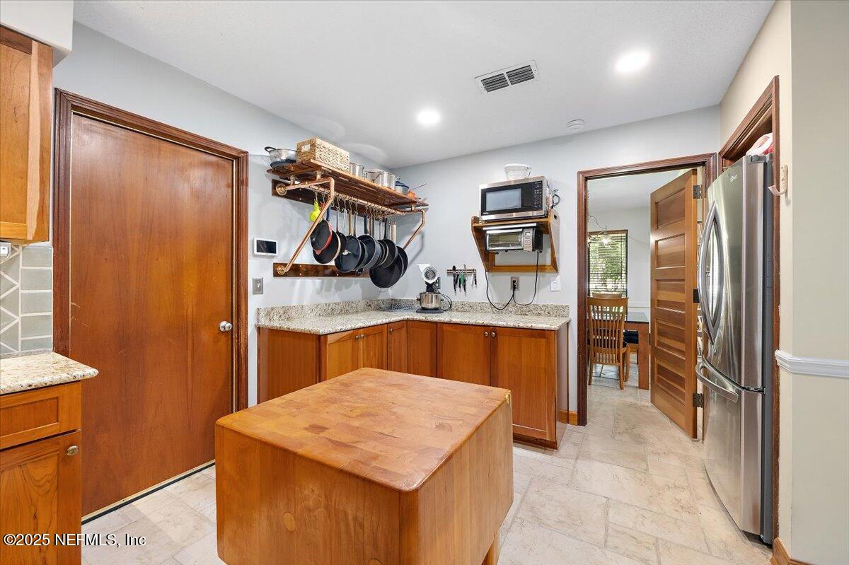10567 Scott Mill Road Jacksonville, FL 32257 - Photo 8 of 28 a kitchen that has a lot of cabinets in it